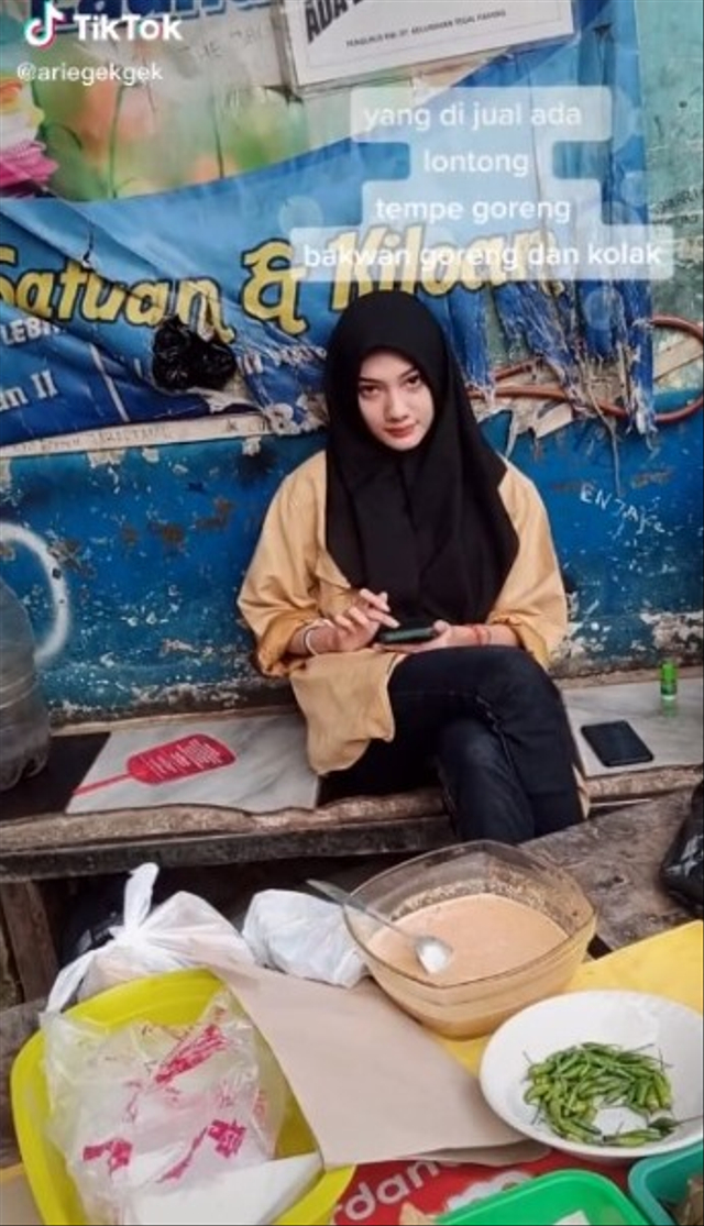 Viral wanita penjual takjil berparas menawan di Kelurahan Tegal Parang, Kecamatan Mampang Prapatan, Jakarta Selatan. (Foto: TikTok/@ariegekgek)