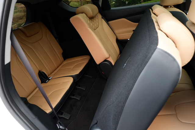 Jok tengah new Hyundai Santa Fe yang bisa digeser sampai mentok ke jok depan. Foto: Aditya Pratama Niagara/kumparan