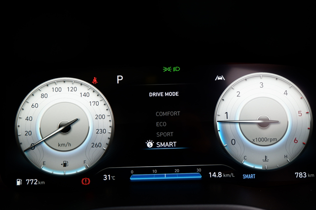 Speedometer new Hyundai Santa Fe mode Comfort. Foto: Aditya Pratama Niagara/kumparan