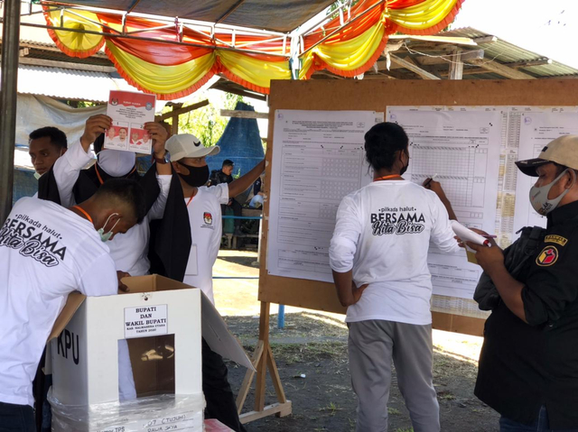 Penghitungan suara di TPS 07 Desa Rawajaya Kecamatan Tobelo. Foto: Samsul Hi Laijou/cermat
