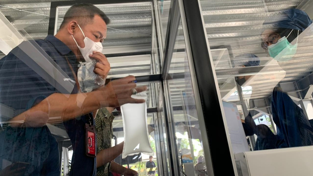 Pemeriksaan kesehatan menggunakan GeNose C-19 di Bandara Adi Soemarmo Solo