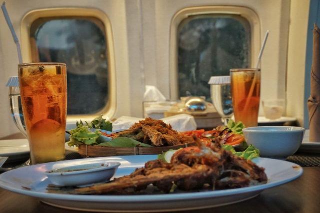 Pertama di Lampung, Rumah Kayu Hadirkan Pengalaman Makan di Dalam Pesawat (650394)