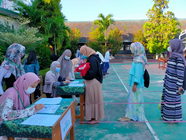 Para siswa mengumpulkan zakat di sekolah. dok