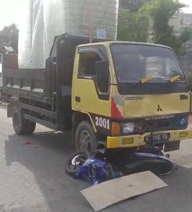 Kecelakaan antara truk dan sepeda motor di Karimun, Rabu (28/4) sekitar pukul 15.00 WIB. Foto: Tangkapan Layar