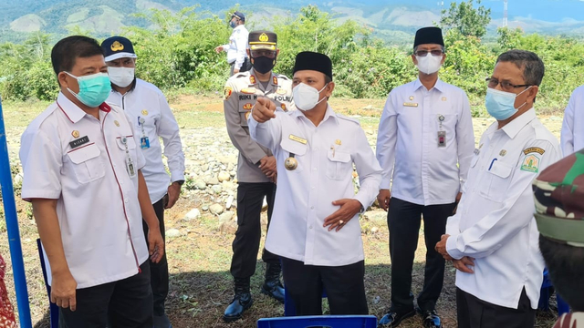 Bupati Aceh Besar (tengah) bersama Rizari (kiri) dan sejumlah pejabat lainnya saat meninjau lokasi rencana kampus IPDN Aceh. Dok. Humas Aceh 