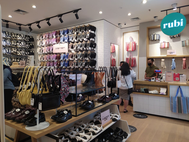 Rubi Shoes And Accessories yang hadir di Jogja City Mall. Foto: Eva Mintarsih.