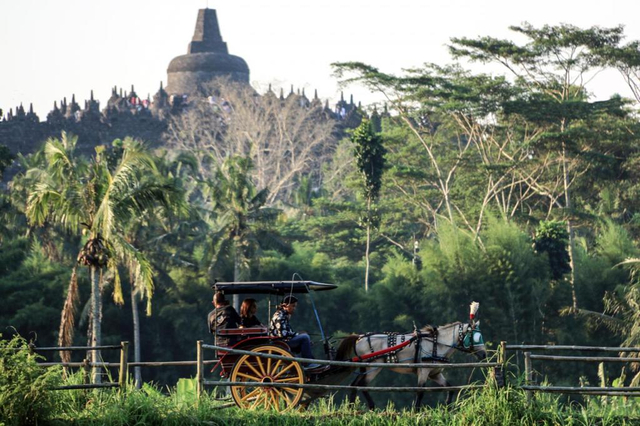 Wisatawan yang sedang menikmati keindahan Candi Borobudur Foto: Dok. Kemenparekraf