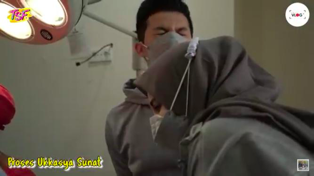 Irwansyah panik saat melihat anaknya disunat. Foto: Tangkapan layar YouTube The Sungkars Family.