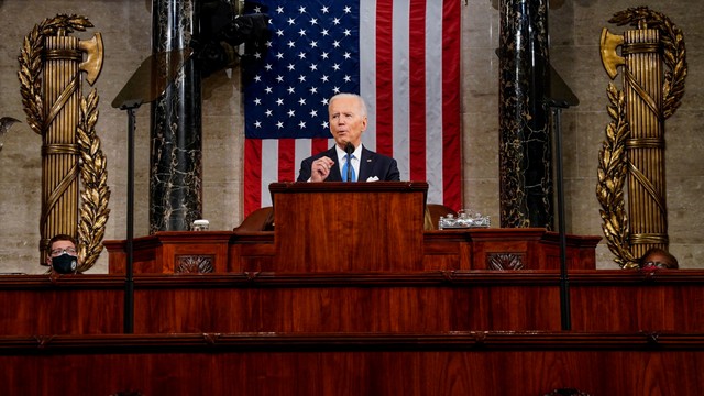 Presiden AS Joe Biden berpidato pada sesi gabungan Kongres di majelis DPR AS di Washington, AS, Rabu (28/4). Foto: Melina Mara/Pool via REUTERS 
