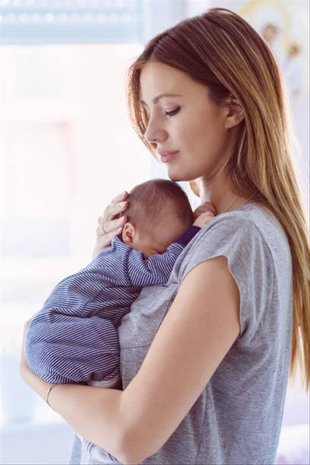 Ilustrasi ibu menggendong bayi baru lahir. Foto: Getty Images 