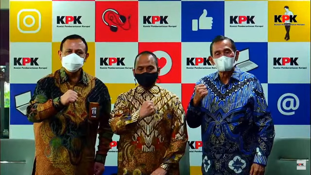 Ketua KPK Firli Bahuri (kiri) dan Ketua Dewas KPK Tumpak Hatorangan (kanan), bersama Indriyanto Seno Adji yang beru ditetapkan sebagai anggota Dewas KPK. Foto: KPK
