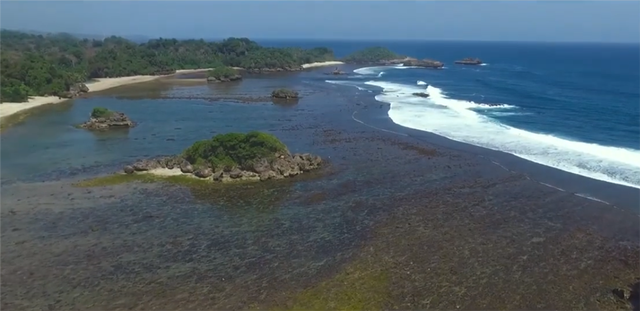 Ombak yang tenang di Pantai Banyu Meneng