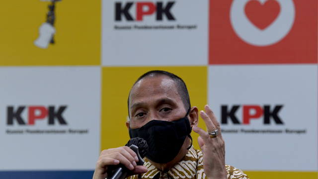 Anggota Dewas KPK Indriyanto Seno Adji menyampaikan konferensi pers di Gedung Pusat Edukasi Antikorupsi (ACLC) KPK, Jakarta, Kamis (29/4/2021). Foto: Sigid Kurniawan/ANTARA FOTO
