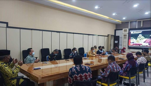 Video conference dari ruang rapat Sekretariat Daerah pada Kamis (22/4) ini dipimpin oleh Sekretaris Daerah (Sekda) Kabupaten Kotawaringin Barat Suyanto. Foto: IST
