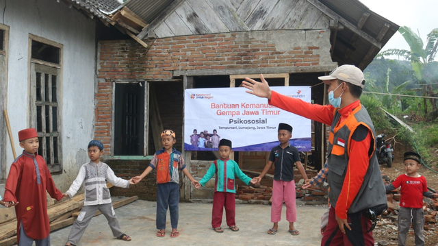 Sejumlah relawan Yatim Mandiri adakan psikososial untuk menghibur adik-adik penyintas bencana gempa bumi di Kampung Renteng, Lumajang.
