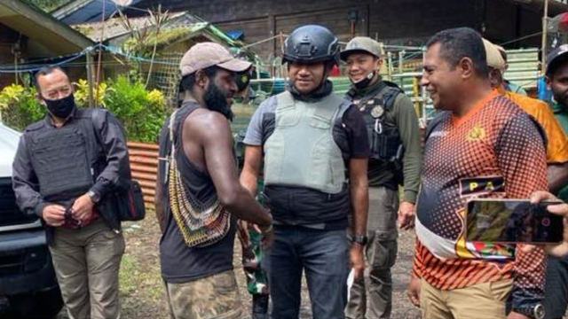 Yan Mandenas (tengah pakai helm) saat mengunjungi warga di Kampung Banti, Timika belum lama ini. (Dok: Yan Mandenas) 