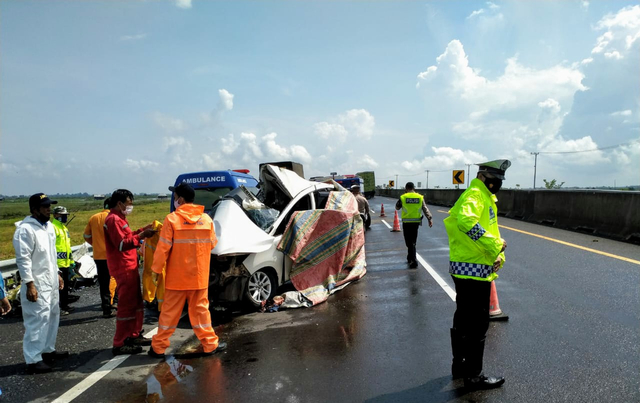 Innova Tabrak Truk Di Tol Kayuagung-Palembang, 3 Tewas Dan 1 Terluka ...