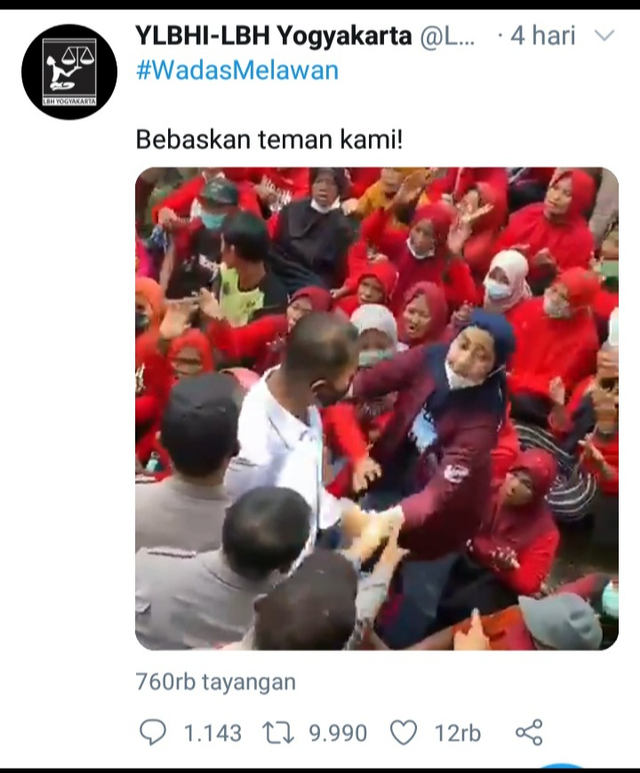 Gambar :Tangkapan layar peristiwa bentrok antara warga wadas dengan aparat kepolisian. Sumber gambar :Twitter.com/@LBHYogyakarta