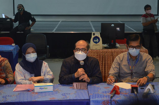 Dirut PT Kimia Farma Diagnostik, Adil Fadillah Bulqini (tengah). Sumut News