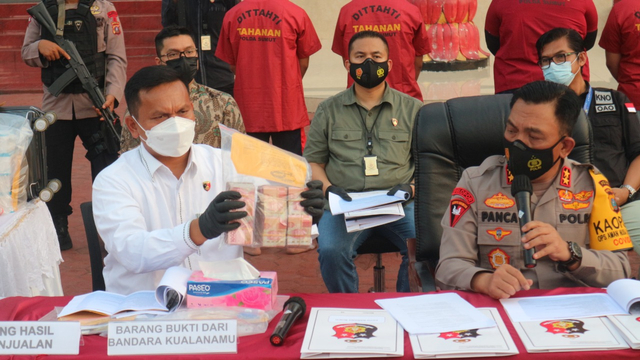 Kapolda Sumatera Utara Irjen Pol Panca Putra saat memaparkan kasus rapid test bekas Kimia Farma di Bandara Kualanamu. Foto: Rahmat Utomo/kumparan