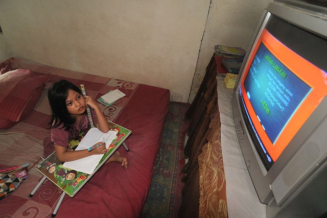 Seorang anak menyimak pembelajaran yang disiarkan melalui Televisi Republik Indonesia (TVRI) (ANTARA FOTO).