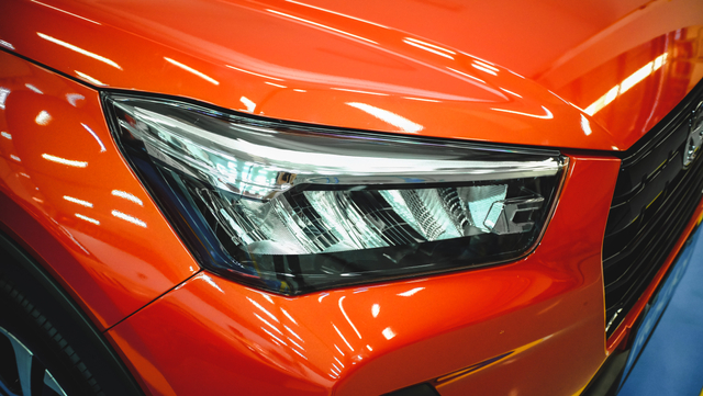 Tampilan lampu depan Daihatsu Rocky. Foto: Bangkit Jaya Putra/kumparan
