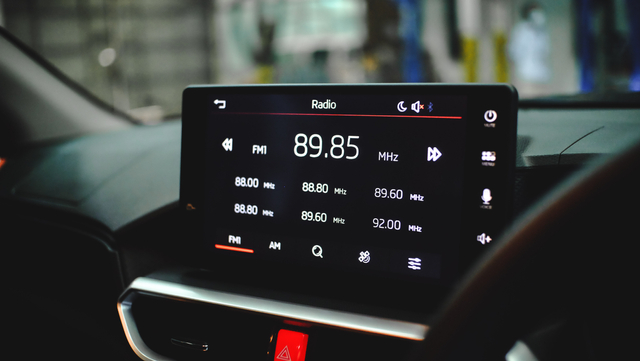 Head unit floating Daihatsu Rocky. Foto: Bangkit Jaya Putra/kumparan