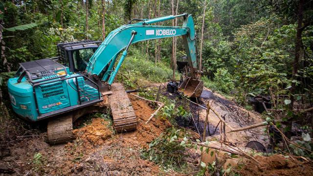 Petugas mengoperasikan alat berat untuk menimbun sumur minyak ilegal di Desa Bondon, Bayung Lencir, Musi Banyuasin (Muba), Sumatera Selatan, Kamis (29/4/2021). Foto: Nova Wahyudi/ANTARA FOTO