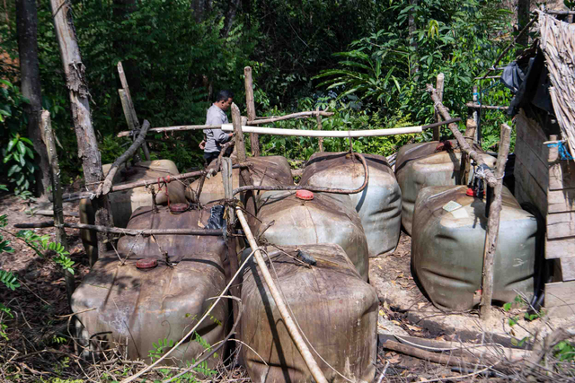Personel Polres Kabupaten Musi Banyuasin (Muba) menunjukkan penampungan minyak ilegal di Desa Bondon, Bayung Lencir, Musi Banyuasin (Muba), Sumatera Selatan, Kamis (29/4/2021). Foto: Nova Wahyudi/ANTARA FOTO