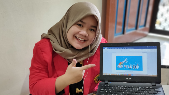 Ella, mahasiswa magang UNTAG Surabaya sedang menunjukan artikel buatannya