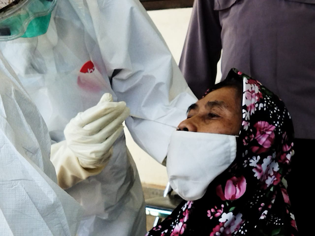 Seorang warga yang menjalani rapid test antigen di Temanggung. Foto: ari/Tugu Jogja