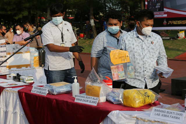 Penyidik menyusun barang bukti alat swab tes cepat antigen bekas saat rilis kasus di Polda Sumatera Utara, Medan, Sumatera Utara, Kamis (29/4). Foto: Adiva Niki/Antara Foto