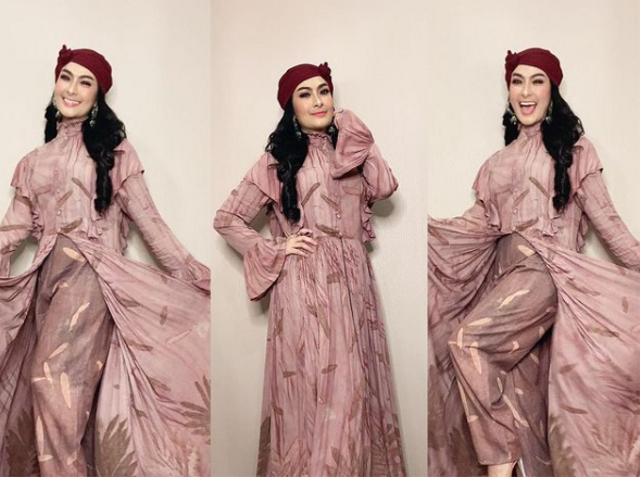 Melihat Gaya Busana Iis Dahlia, Tetap Trendy di Usia yang Hampir 50 Tahun (1)
