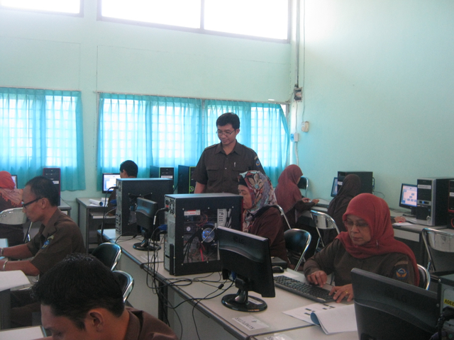 Pelatihan peningkatan kompetensi pegawai administrasi BLK Makassar bidang TIK tahun 2012. Doc: Pribadi  