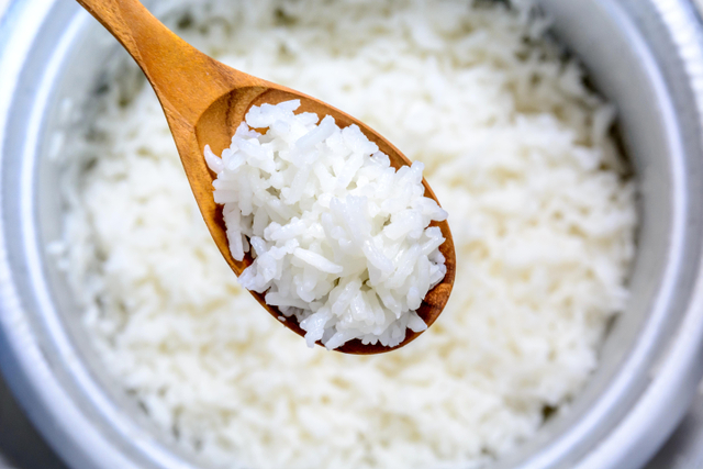 Ilustrasi memanaskan sisa nasi putih. Foto: Shutter Stock