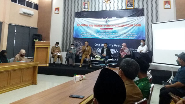 Kepala DP3AKB Nasrudin (tengah) mengisi diskusi terkait perlindungan perempuan dan anak. (Oki Kurniawan)