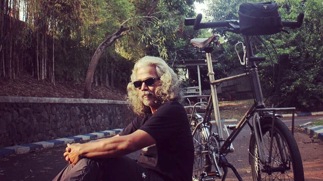 Feri Soemantri dengan sepeda karyanya. (Dokumentasi Pribadi)