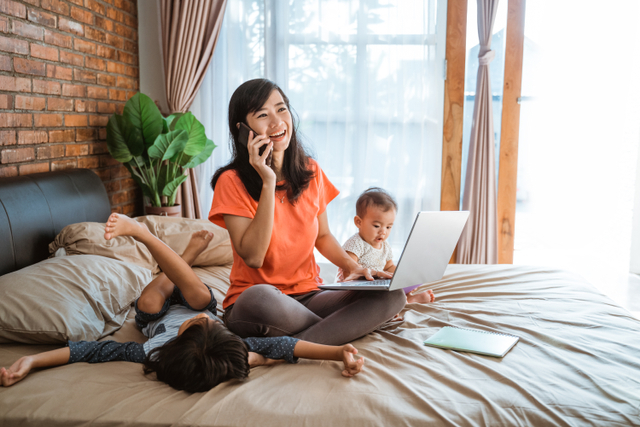 Ilustrasi ibu serba bisa yang multitasking. Foto: Shutterstock.