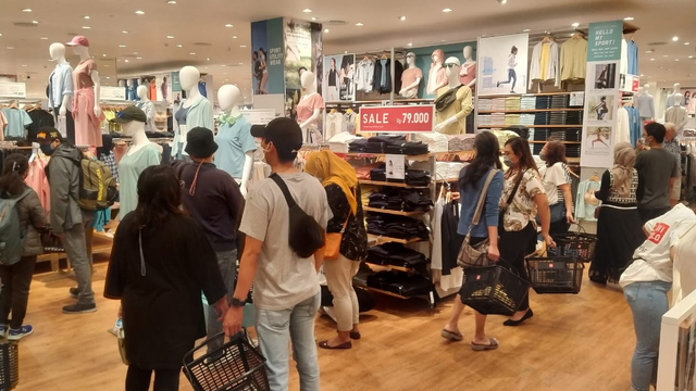 Masyarat berbelanja pakaian untuk kebutuhan lebaran di Solo Paragon Mall