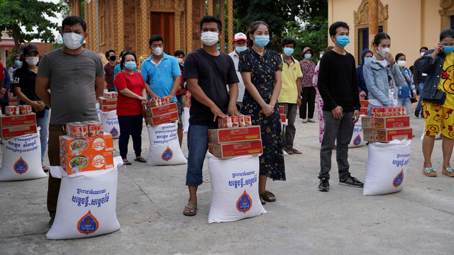 Warga Kamboja korban lockdown di Zona merah mengantre pembagian donasi. Foto: Cindy Liu/REUTERS