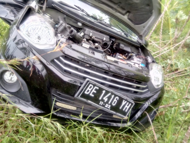 Daihatsu Ayla Ringsek Ditabrak Kereta Api di Lampung Selatan, Pengemudi Selamat (6971)