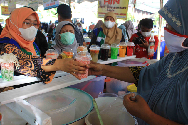 Tim BBPOM bersama Dinas Kesehatan Padang melakukan uji kesehatan takjil di RTH Imam Bonjol Padang. Foto: MN Hendra/Langkan/Kumparan