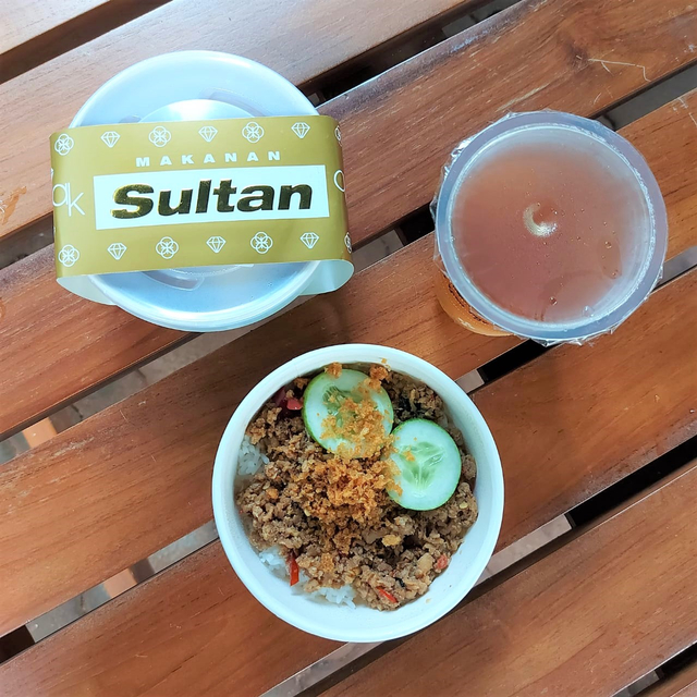 Paket makanan sultan dari Ayam Koplo by Hangry Foto: Azalia Amadea/Kumparan