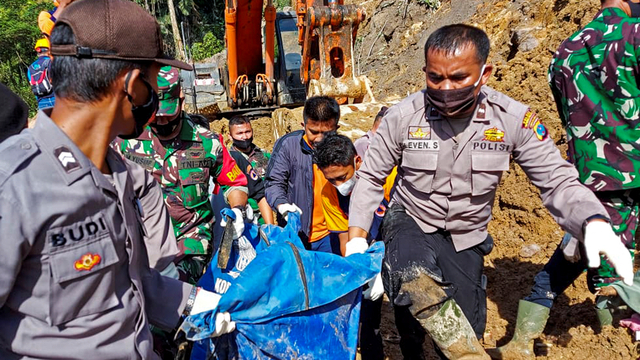 Foto: Evakuasi Korban Longsor di Kawasan Proyek PLTA Tapanuli Selatan (962557)