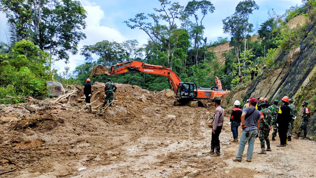 Foto: Evakuasi Korban Longsor di Kawasan Proyek PLTA Tapanuli Selatan (962560)
