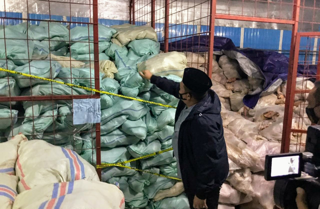 Petugas kepolisian saat menggerebek gudang penyimpanan ikan giling berformalin di Palembang. (foto: istimewa)