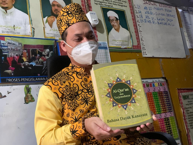 Damanhuri menunjukkan Al-Quran dengan terjemahan bahasa Dayak Kanayatn. Foto: Teri/Hi!Pontianak