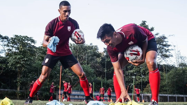 Pemain baru Persis Solo, Reuben Silitonga (kiri) saat berlatih. Foto: IG @reuben_silitonga91