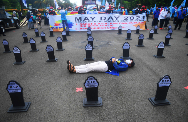 Buruh menggelar aksi memperingati hari buruh atau May Day di Jakarta, Sabtu (1/5/2021). Foto: ANTARA FOTO/Akbar Nugroho Gumay