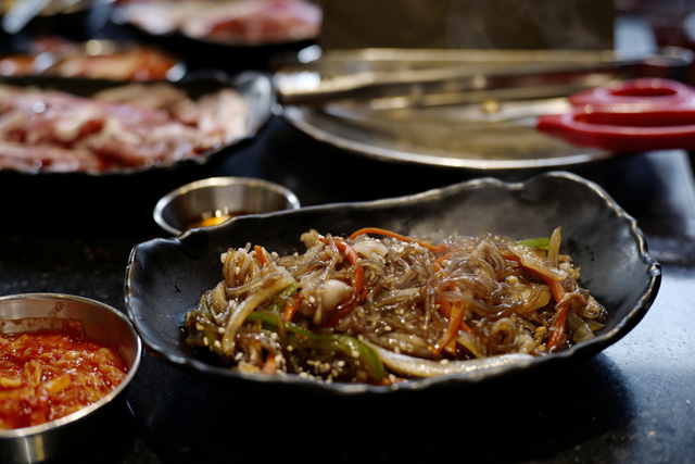 Ilustrasi hidangan japchae, makanan khas Korea Selatan. Foto: Shutterstock.